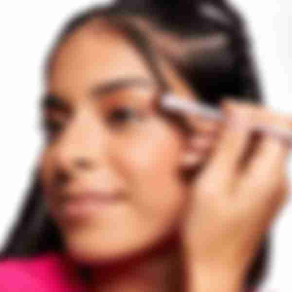 Кисть для теней Essence eyeshadow brush 01